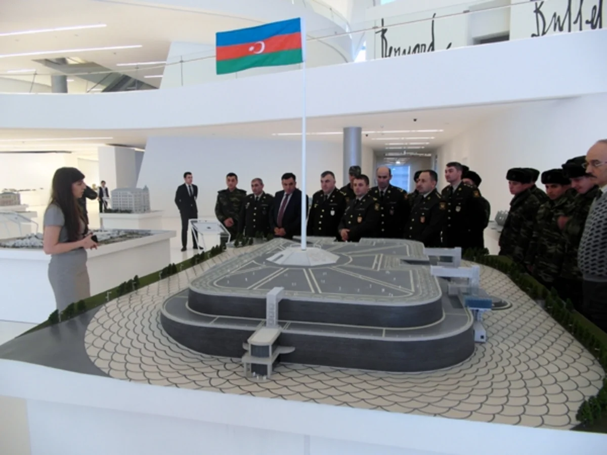 ​Müdafiə Nazirliyinin şəxsi heyəti Heydər Əliyev Mərkəzində olub