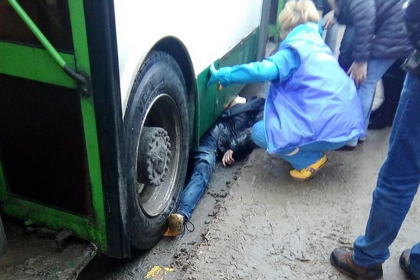 В Баку пешеход попал под автобус