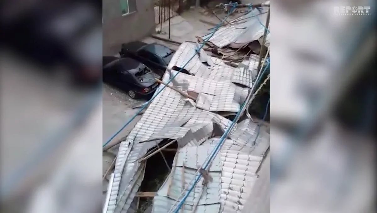 Bakıda güclü külək beşmərtəbəli binanın dam örtüyünü uçurub, 10-a yaxın maşına ziyan dəyib - VİDEO