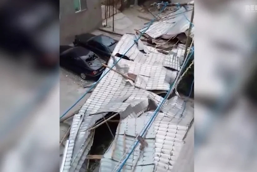 В Баку сильный ветер снес крышу 5-этажного дома, пострадали около 10-ти автомобилей - ВИДЕО