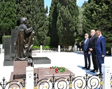 Macar parlamentarilər Fəxri və Şəhidlər xiyabanlarını ziyarət ediblər
