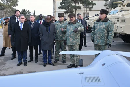 Президенту Гвинеи-Бисау показали вооружение командос Азербайджана