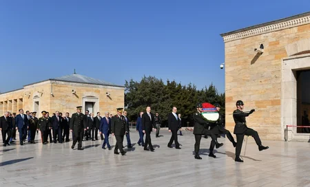 Prezident İlham Əliyev Ankarada Anıtqəbiri ziyarət edib
