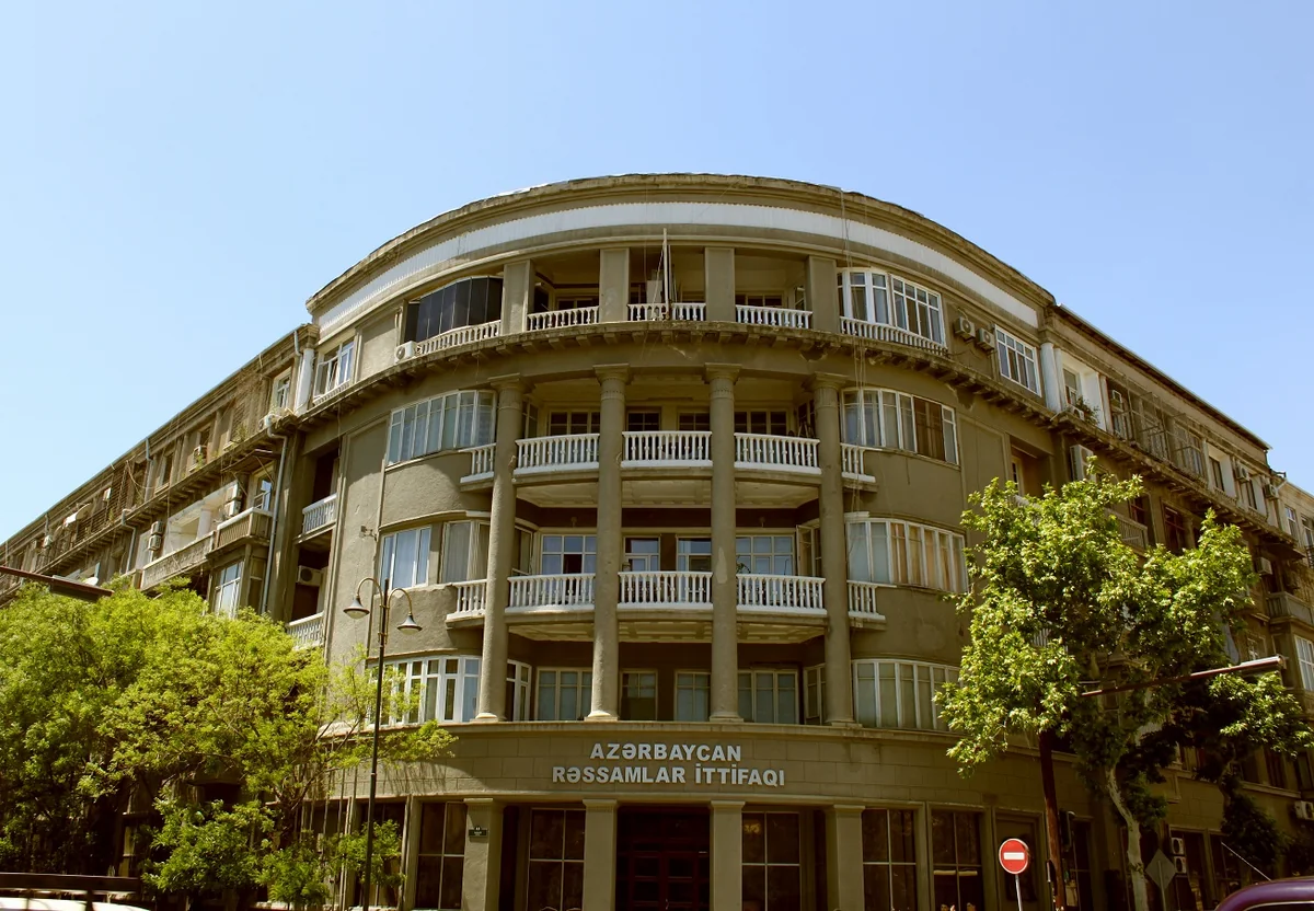 Bakıda həvəskar rəssamın sərgisi açılıb