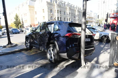 Bakıda iki avtomobilin toqquşması səkidə dayanan qadının ölümünə səbəb olub