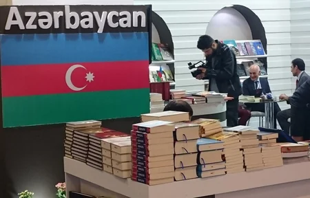 İstanbul kitab sərgisinin Azərbaycan bölməsində nümayiş olunan nəşrlər ziyarətçilərə paylanıb