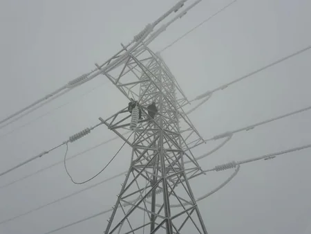 “Azərenerji”nin əməkdaşları Şuşada buz bağlayan yüksəkgərginlikli elektrik xəttini təmizləyib