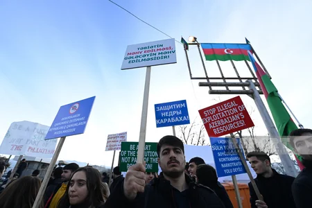 Şuşa-Xankəndi yolunda keçirilən aksiyanın iştirakçıları “Mina terroruna son!” şüarı səsləndirirlər