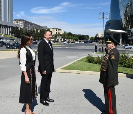 ​Prezident İlham Əliyev 9 May - Qələbə bayramı münasibətilə Bakıda keçirilən mərasimdə iştirak edib