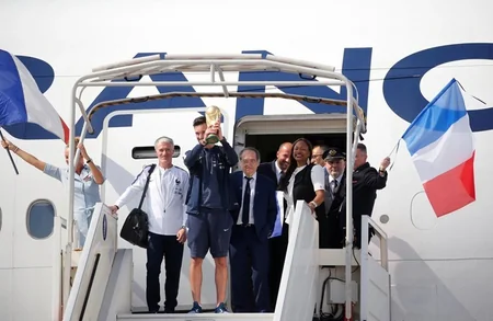 Fransa yığmasını Parisdə minlərlə insan qarşılayıb