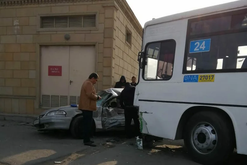 Bakıda sərnişin avtobusu qəza törədib, xəsarət alan var - VİDEO