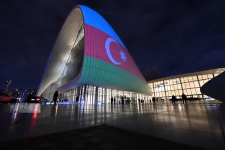 Heydər Əliyev Mərkəzi Türkiyə bayrağı ilə işıqlandırılıb