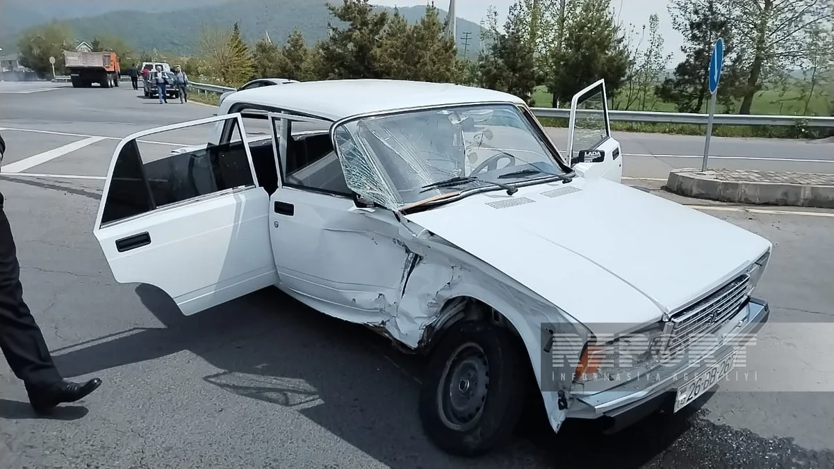 Oğuzda iki avtomobil toqquşub, nənə və körpə nəvəsi xəsarət alıblar