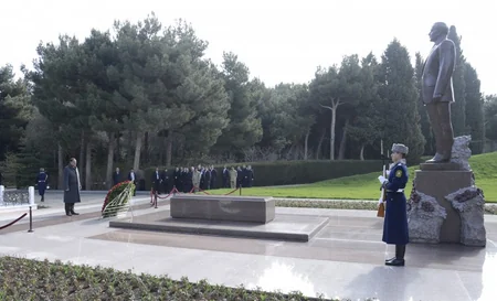 ​Pakistan Prezidenti Fəxri xiyabanı və Şəhidlər xiyabanını ziyarət edib