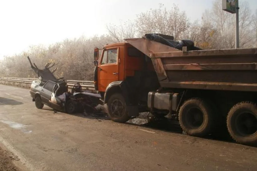 В Хачмазе 2 человека погибли при столкновении грузовика с легковым автомобилем