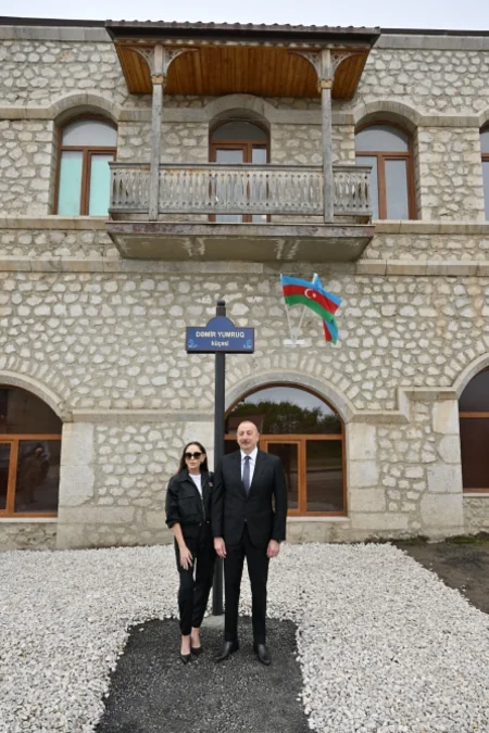 Prezident və birinci xanım Şuşada Dəmir Yumruq küçəsinin lövhəsinin açılışında iştirak ediblər
