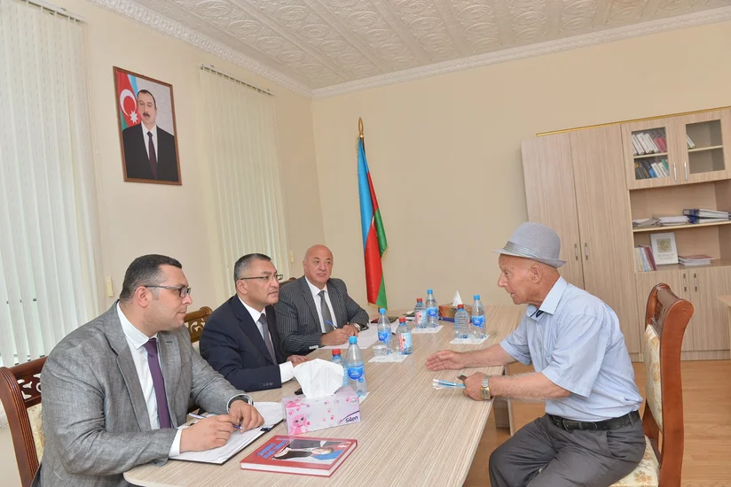 Rövşən Rzayev İmişlidə məcburi köçkünləri qəbul edib