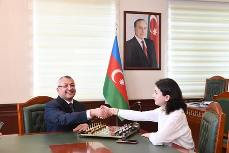 Dövlət Komitəsinin sədri məktəbli ilə şahmat oynayıb
