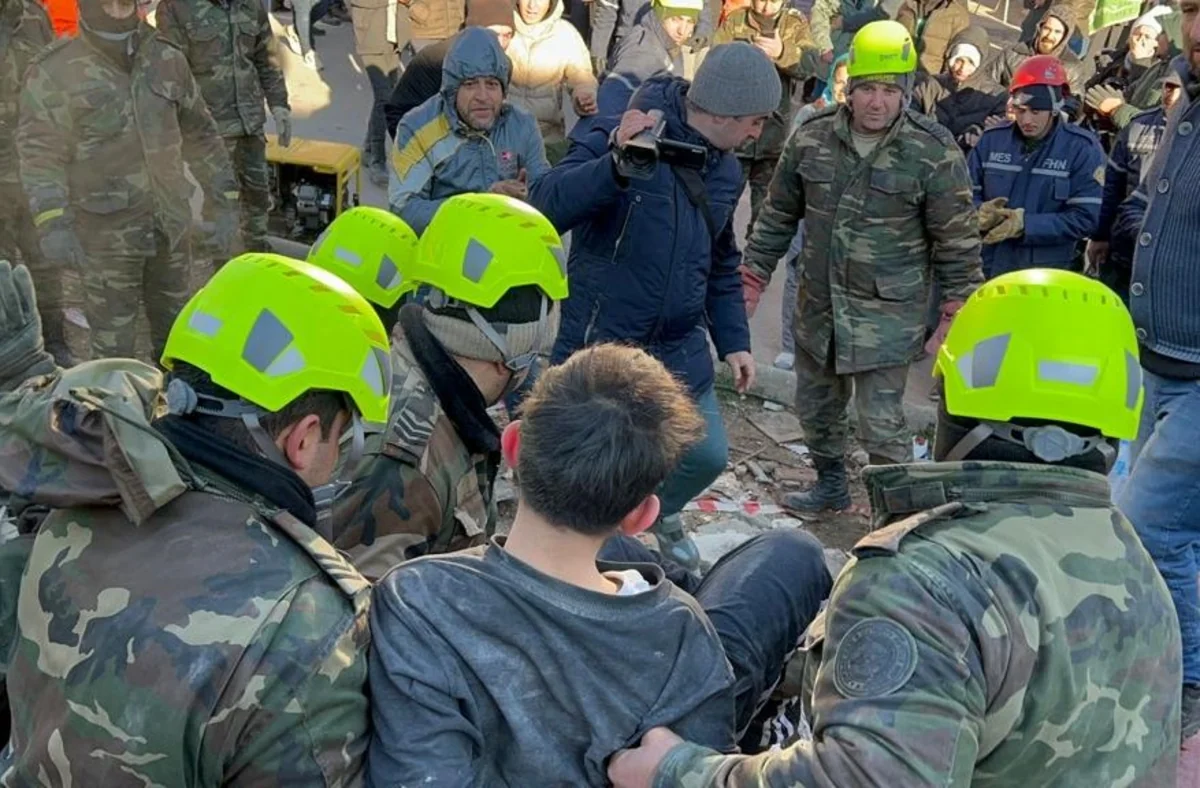 Сотрудники МЧС Азербайджана спасли из-под завалов 44 человека