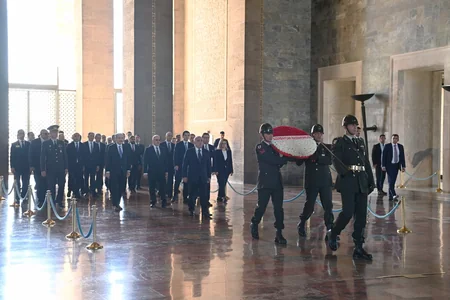 Baş nazir Əli Əsədov Ankarada Anıtqəbiri ziyarət edib