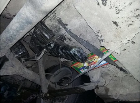 Azərbaycan gömrükçüləri pirotexniki vasitələr, siqaretlər və mobil telefonlar aşkar edib