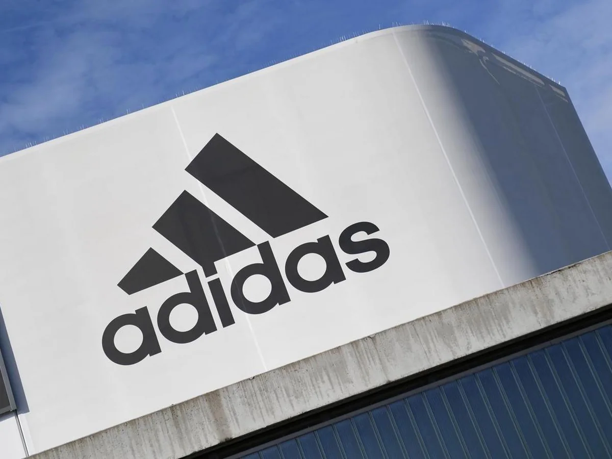 Чистая прибыль Adidas подскочила в 18 раз