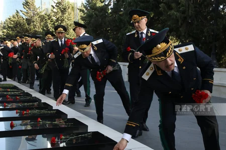 Kamran Əliyev prokurorluq işçilərinin peşə bayramı münasibətilə Fəxri xiyabanı ziyarət edib