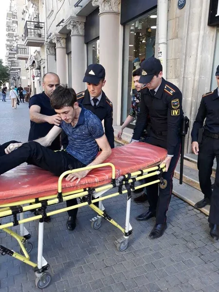 Bakıda halı pisləşən şəxs polis əməkdaşlarının köməkliyi ilə xəstəxanaya çatdırılıb