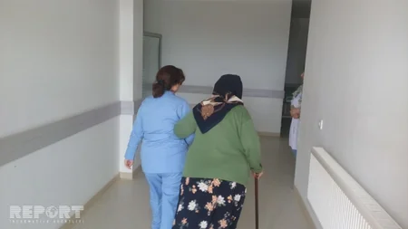 Qadın sürücü avtomobili aşırıb, xəsarət alanlar var - FOTO