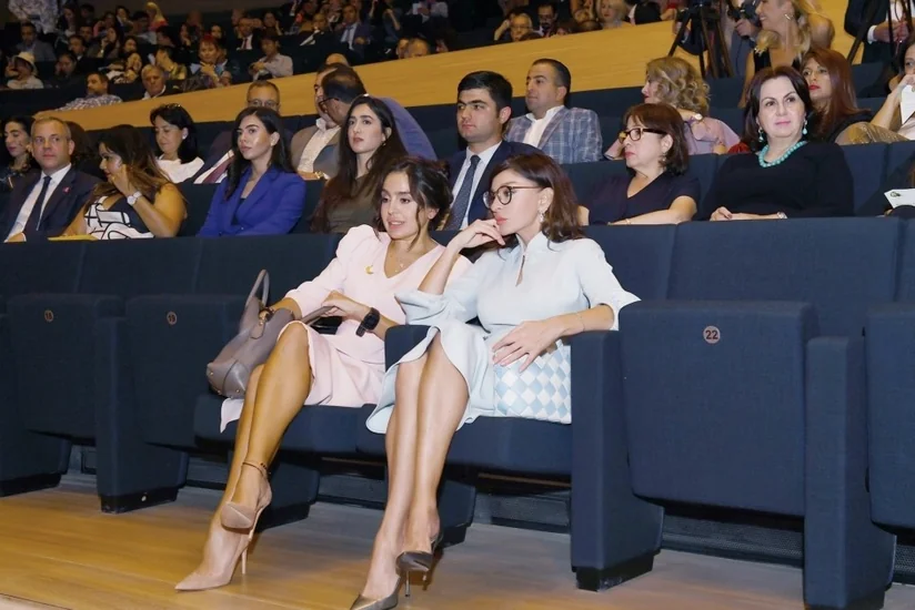 Birinci vitse-prezident II Nəsimi-şeir, incəsənət və mənəviyyat Festivalının bağlanış qala-tamaşasında iştirak edib - FOTO