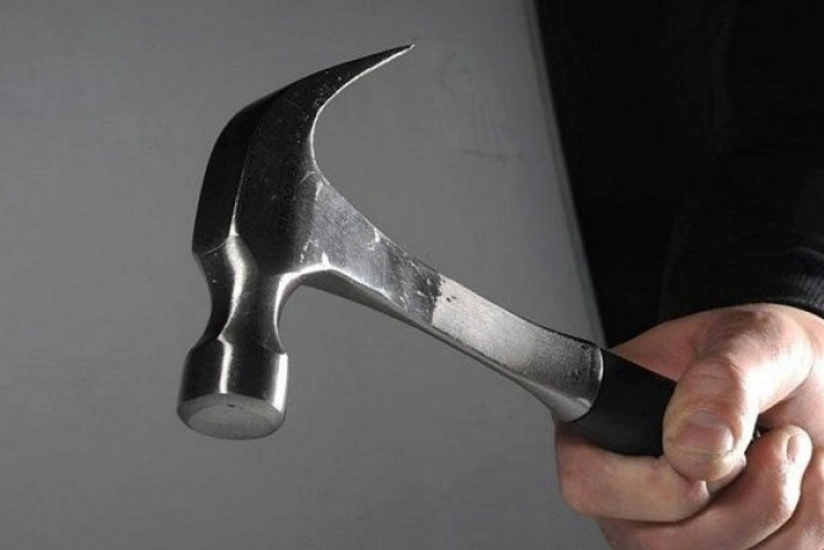 Füzulidə ər arvadının başına çəkiclə ağır xəsarətlər yetirib