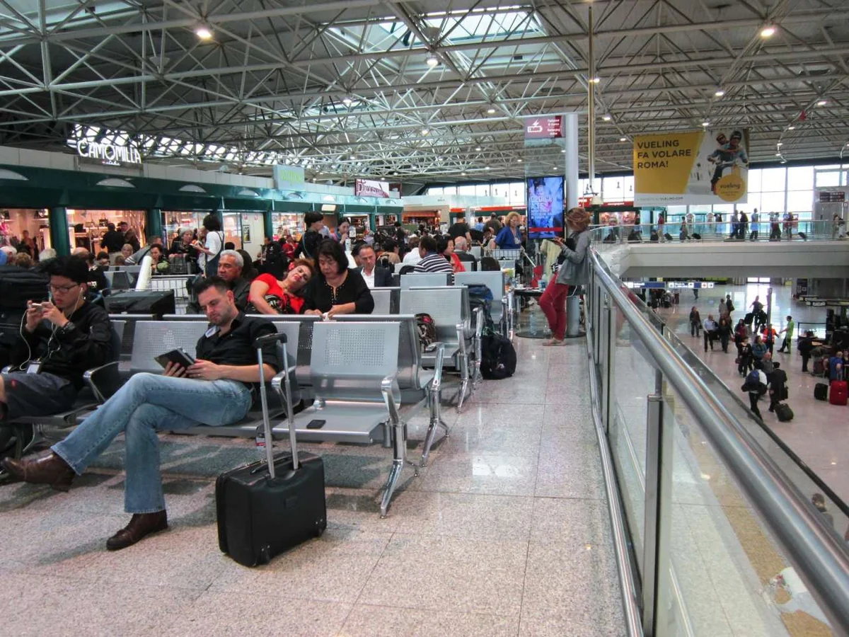 İtaliyada tətil səbəbindən 360 aviareys təxirə salınıb