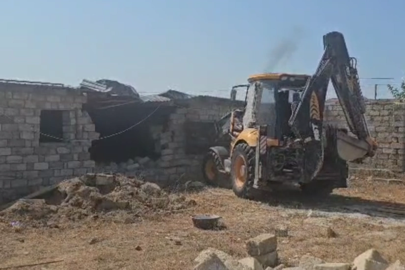 Xəzər rayonunda qanunsuz tikili sökülüb