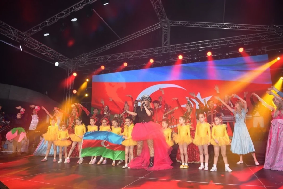 Heydər Əliyev Mərkəzinin parkında Xalq artisti Aygün Kazımovanın konserti olub