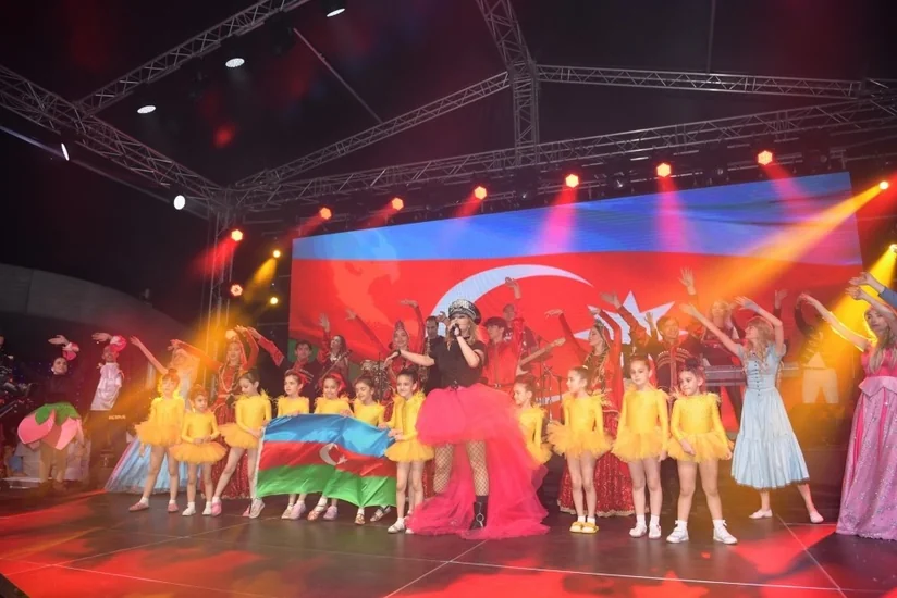 Heydər Əliyev Mərkəzinin parkında Xalq artisti Aygün Kazımovanın konserti olub