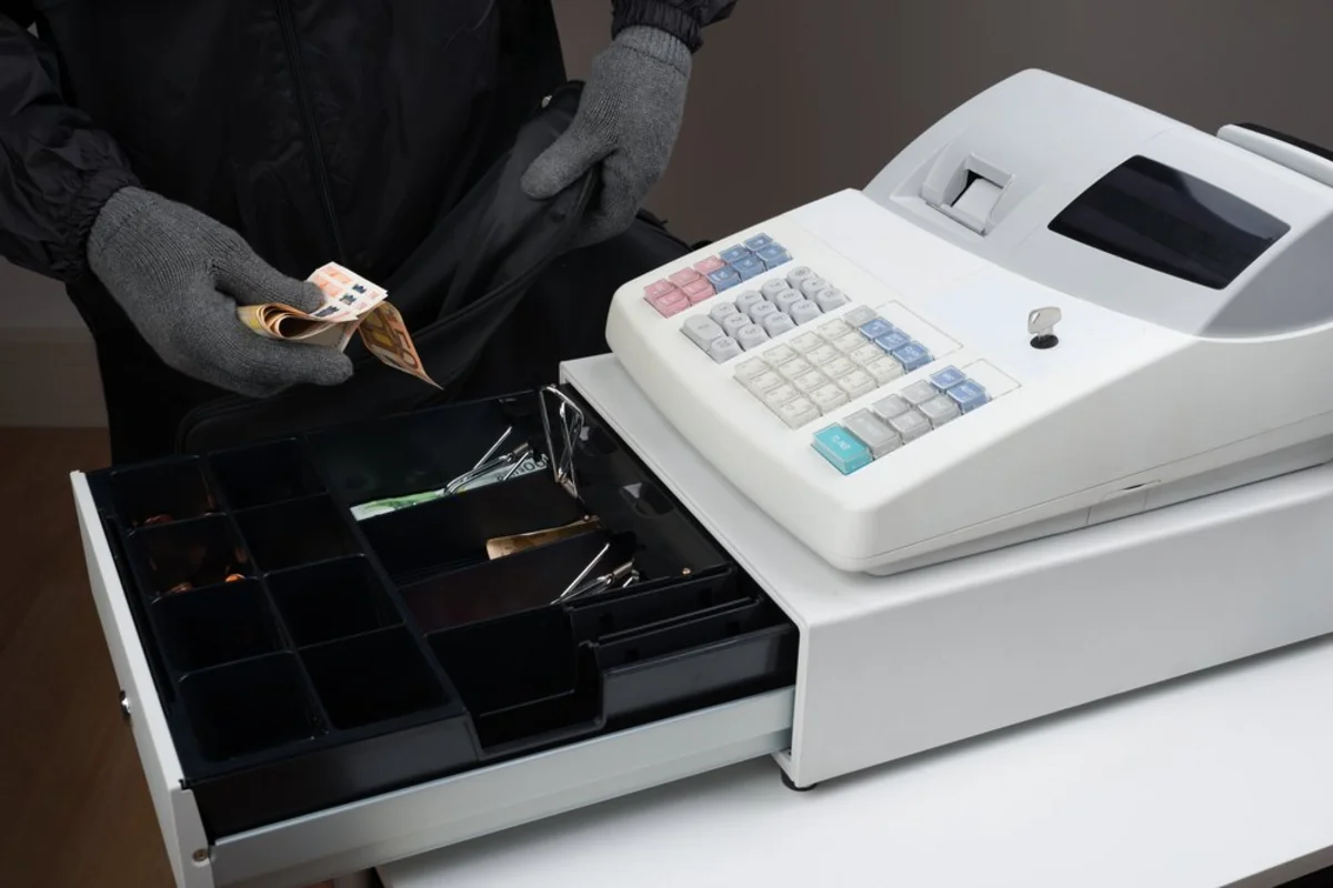 Bakıda keçmiş məhkum mağazadan 3000 manat oğurlayıb