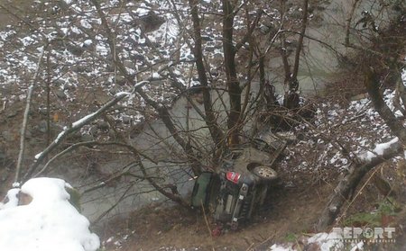 В Лерикском районе автомобиль сорвался в овраг, 5 человек пострадали - ОБНОВЛЕНО