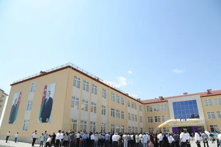 Təhsil naziri məcburi köçkün şagirdlərin Son zəngində  - FOTOREPORTAJ