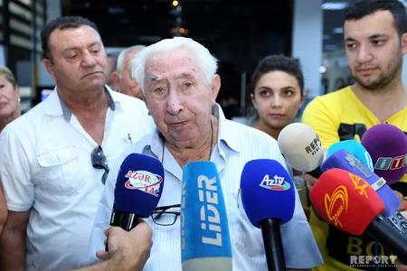 ASAN VİZAya müraciət edən 100 yaşlı turist ASAN xidmət mərkəzinin fəaliyyəti ilə tanış olub