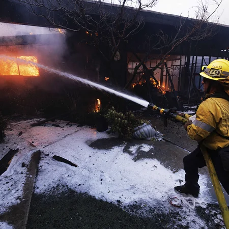 Wildfire tears through affluent suburbs of north Los Angeles