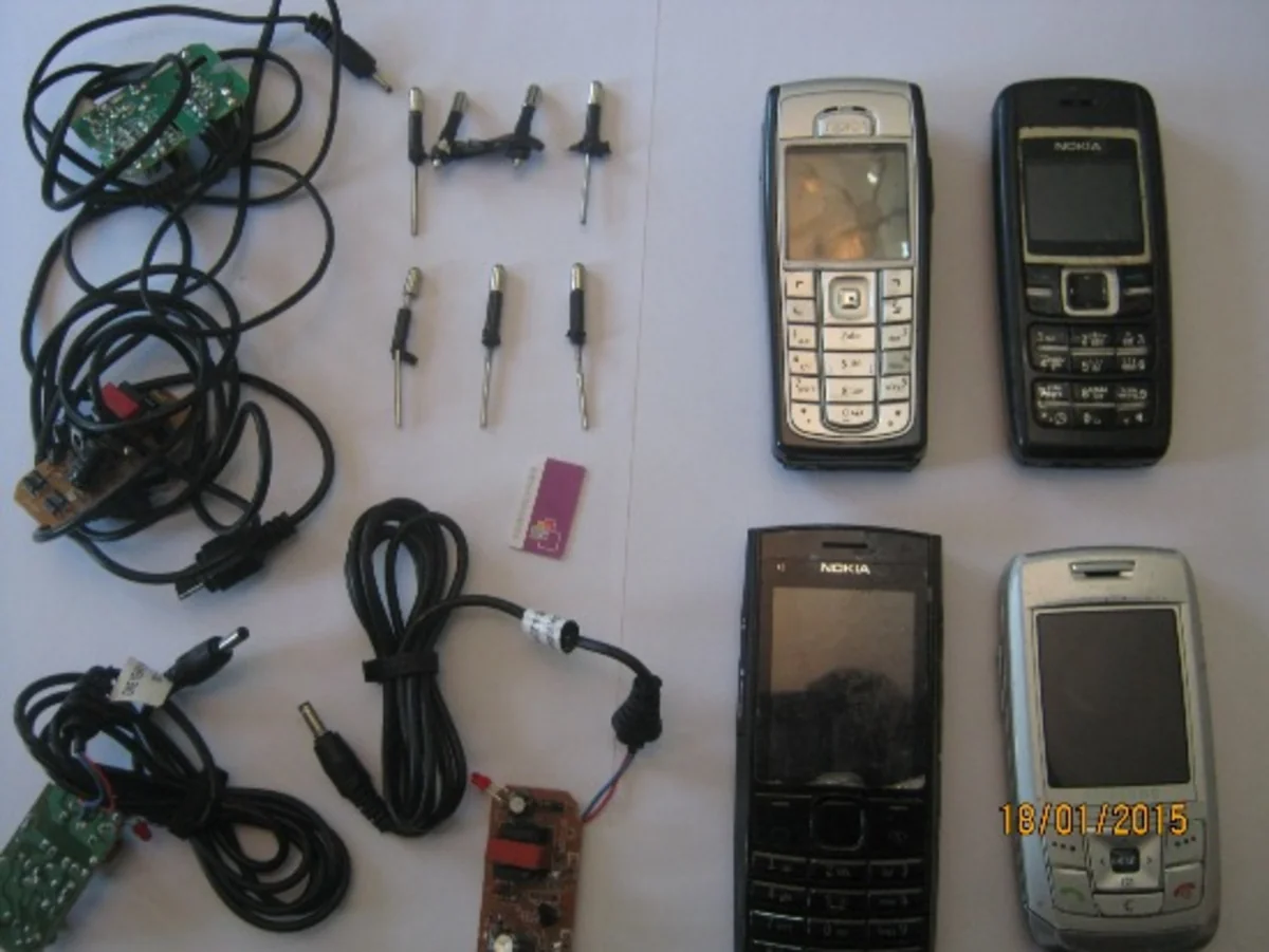 ​Bacı məhbus qardaşına telefonları qara ciyərin içərisində ötürmək istədi - FOTO