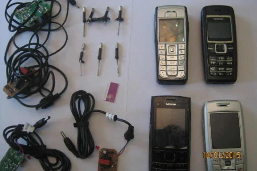 ​Bacı məhbus qardaşına telefonları qara ciyərin içərisində ötürmək istədi - FOTO