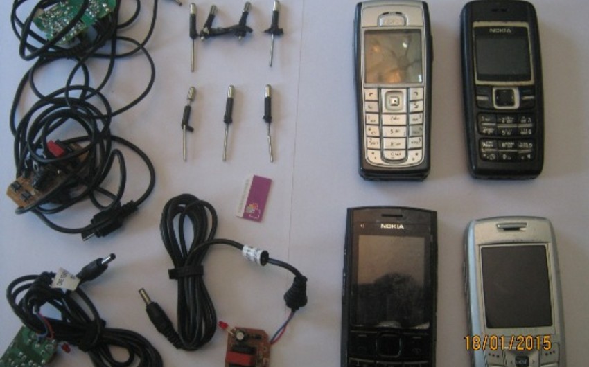 ​Bacı məhbus qardaşına telefonları qara ciyərin içərisində ötürmək istədi - FOTO