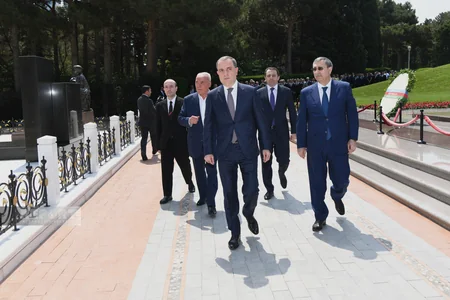 XİN rəhbərliyi Fəxri Xiyabanda Heydər Əliyevin məzarını ziyarət edib