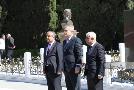 Dövlət və hökumət rəsmiləri Fəxri xiyabanı ziyarət ediblər