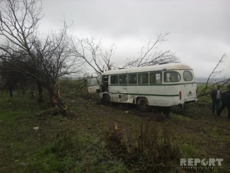 Qubada sərnişin avtobusu qəzaya düşüb, 15 nəfər xəsarət alıb - FOTO