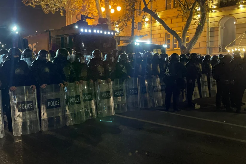 Tbilisidə etiraz aksiyasında ölkə parlamentinin yerləşdiyi binanın pəncərələri sındırılıb