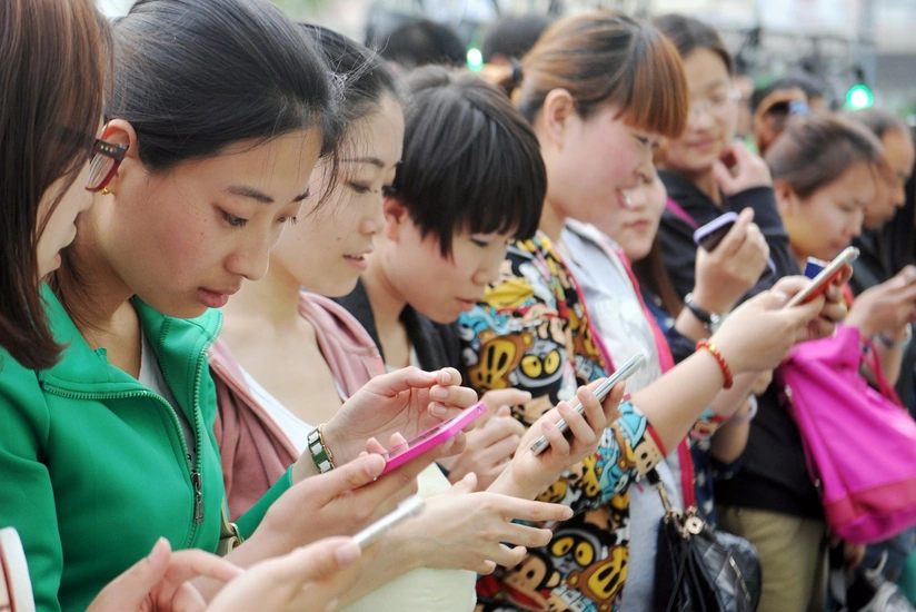 Internet users in China exceed 989 million