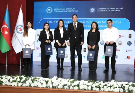 Bir qrup tələbəyə adlı təqaüd verilib