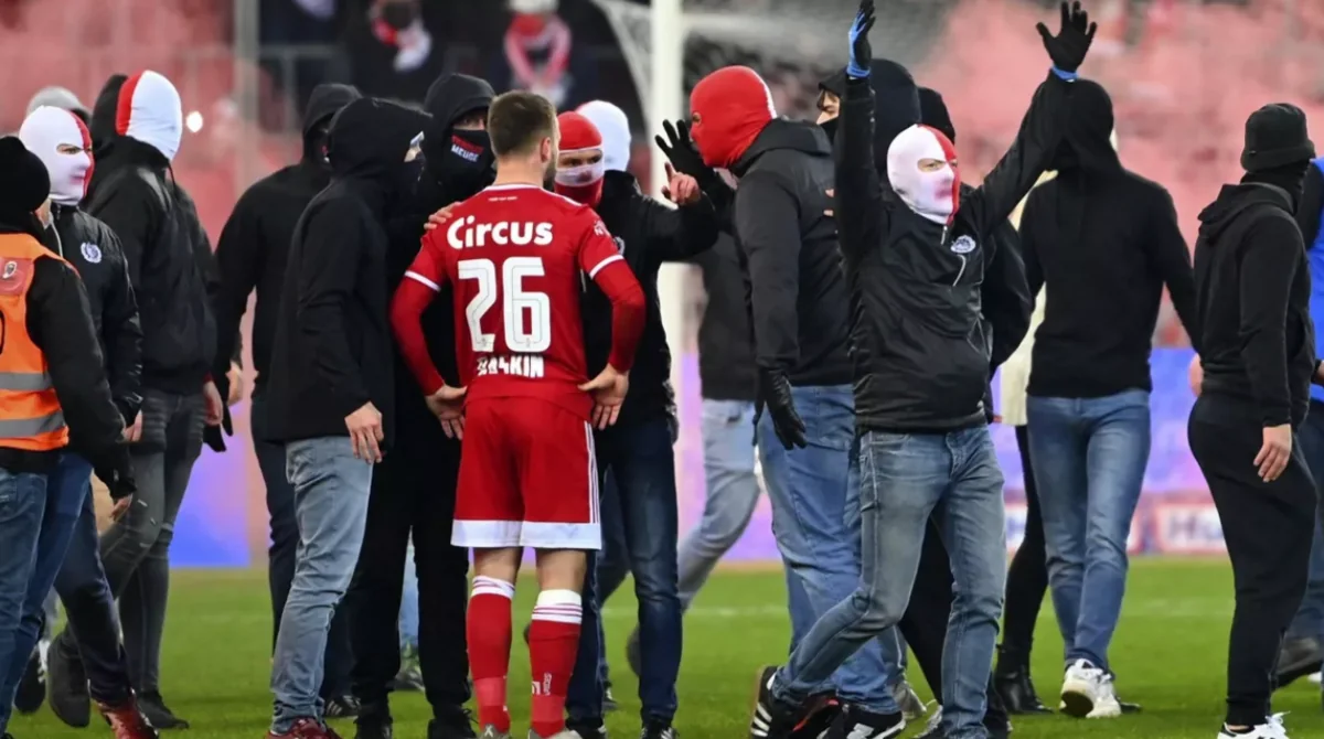 Belçika çempionatının oyunu azarkeşlərə görə vaxtından əvvəl başa çatıb